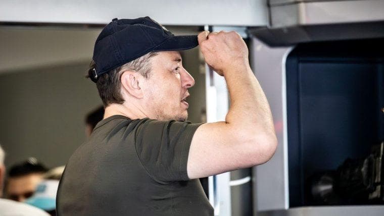 Elon Muskov kontroverzni oče želi izkoristiti norijo hranjenja z memecoini.