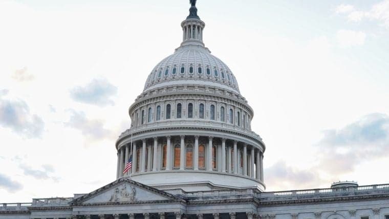 Amerikaanse Wetgever Bekritiseert Trump’s Meme Coin, Beschuldigt Elon Musk’s DOGE van Het Uithollen van Consumentenbescherming