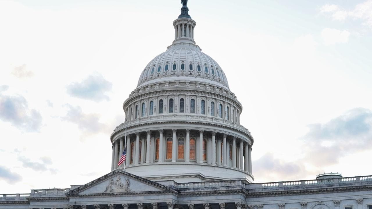 US-lagstiftare kritiserar Trumps meme-mynt, anklagar Elon Musks DOGE för att undergräva konsumentskydd