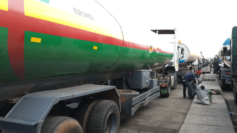 I commercianti di petrolio nigeriani denunciano la politica di dedollarizzazione del petrolio