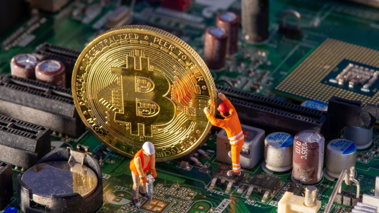 Public Bitcoin Miners Sell 40% of Mined BTC Amid Rising Cost Pressures