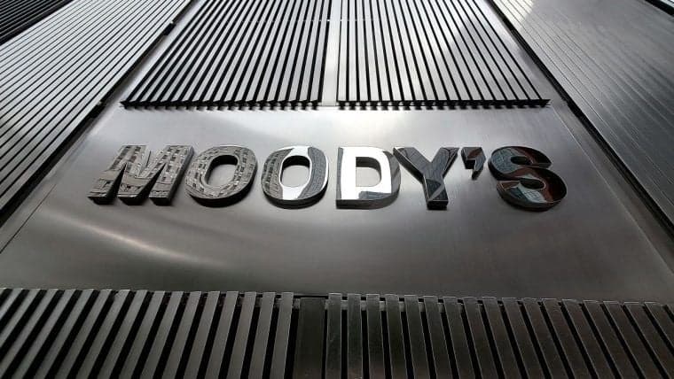 Bitcoin odzyskuje $105K po tym, jak Moody's obniża rating kredytowy USA