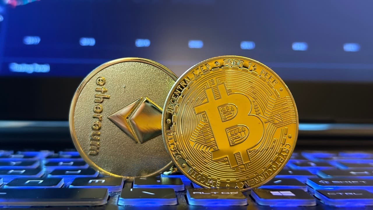 Byki kontynuują marsz: Bitcoin i Ether ETF-y dodają łącznie ponad 420 milionów dolarów