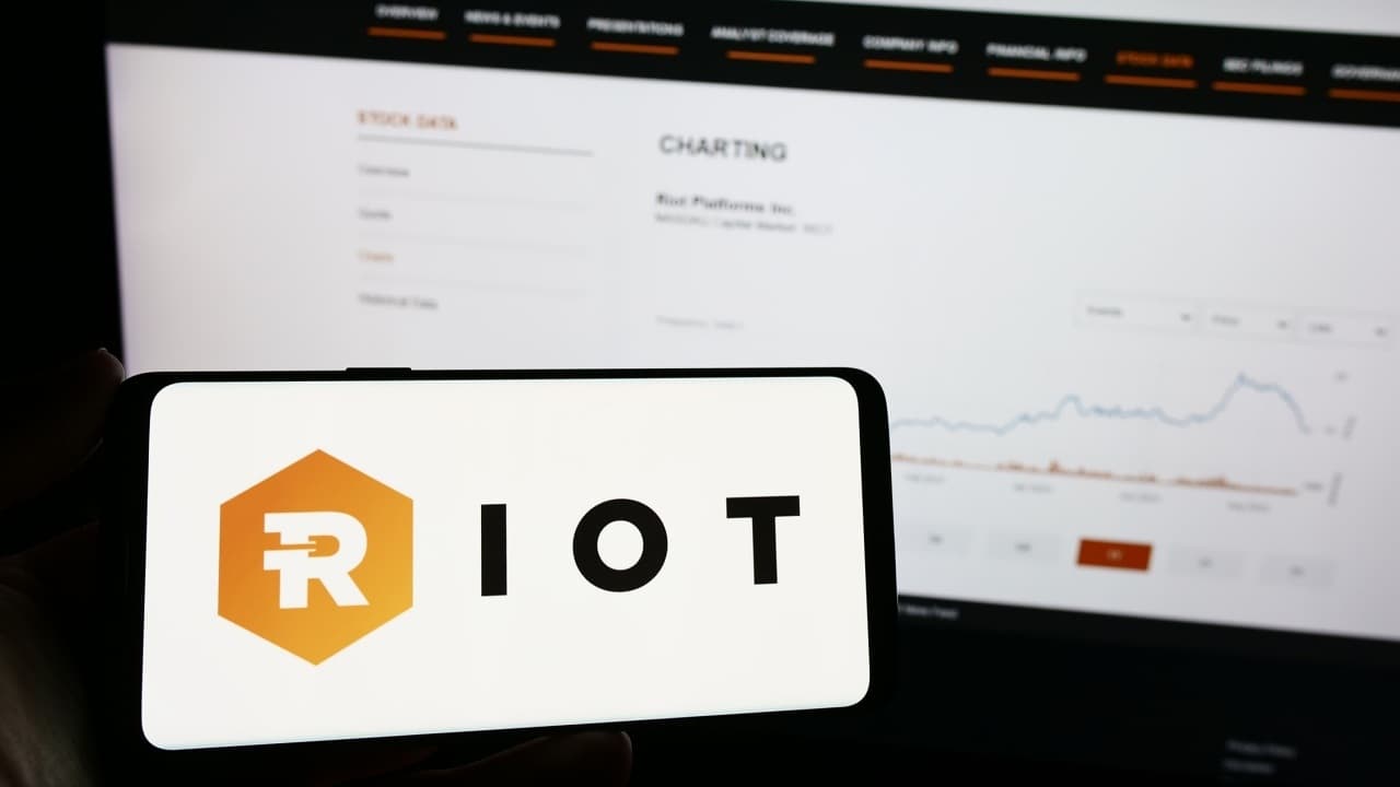 Riot Platforms vende 475 BTC in un clima minerario più difficile