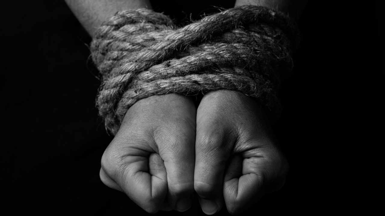 Ruský pár unesený v kryptoměnové pasti – útěk spouští celosvětové pátrání