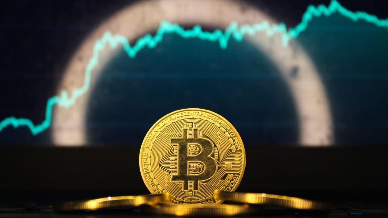 Crypto ETF Flows Split: Bitcoin Adds $228 Million While Ether Sees $26 Million Exit