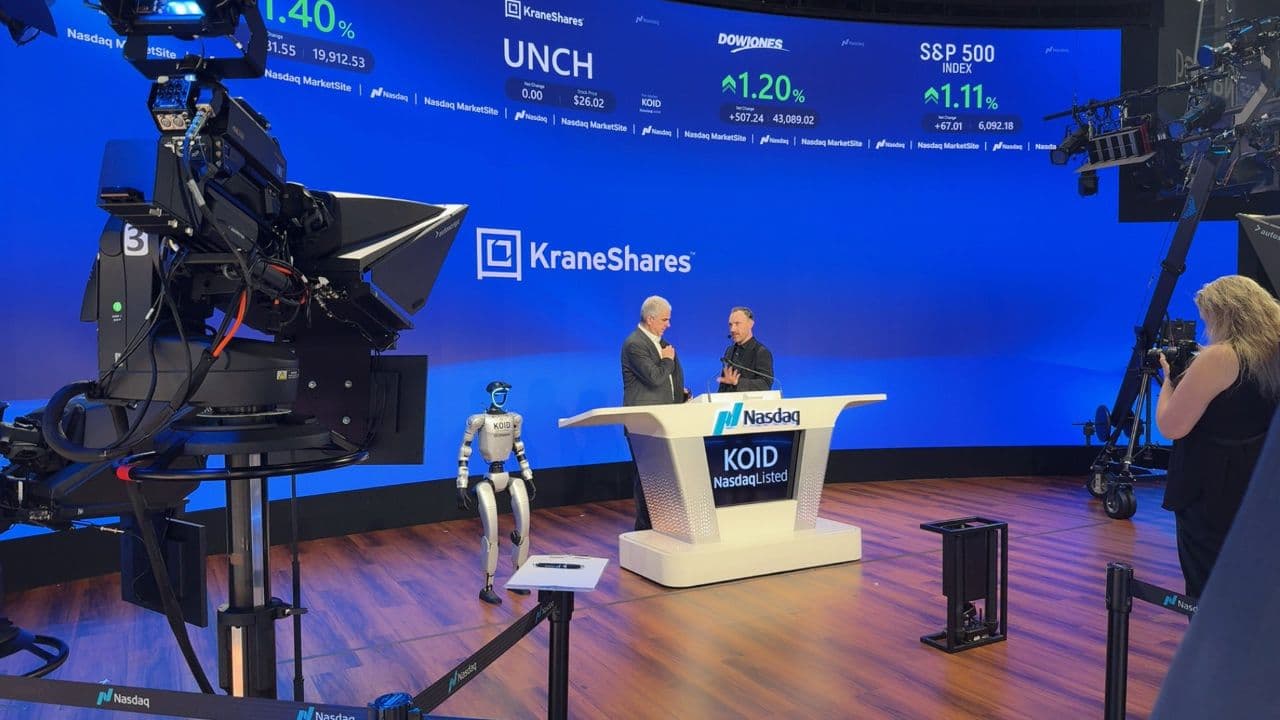 Voor de eerste keer ooit luidt een humanoïde robot de openingsbel van Nasdaq.