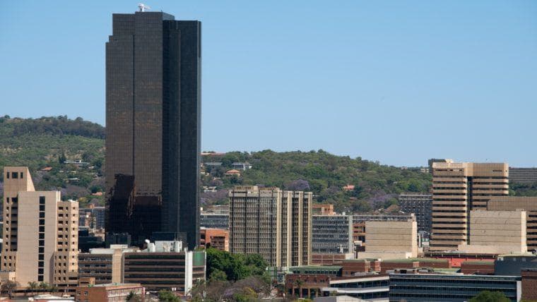 Южноафриканский судья критикует Центральный банк за использование законов эпохи апартеида для регулирования криптовалюты