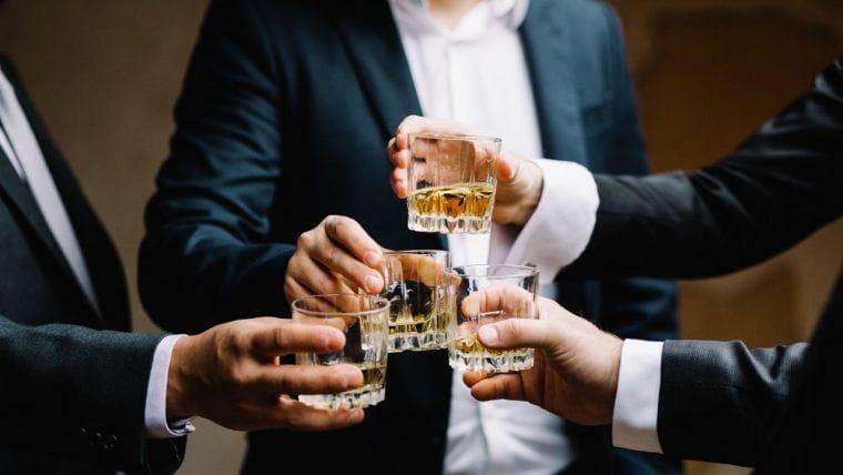 Bitcoin Cai Abaixo de $115 Mil e Instituições Compram na Queda