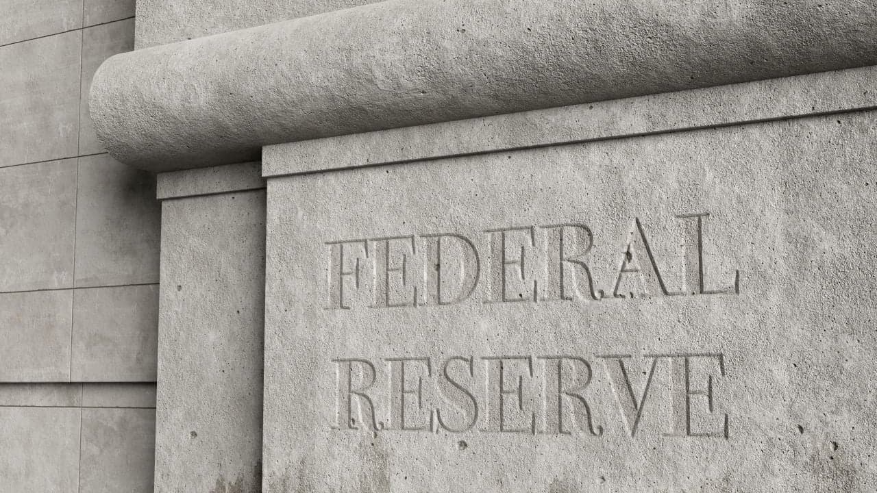 Bitcoin stabilen, trgi čakajo na odločitev Fed-a