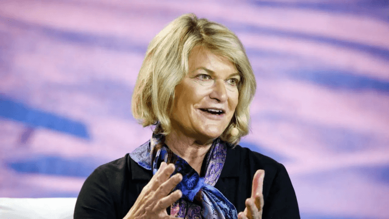 Cynthia Lummis Powell lemondását követeli