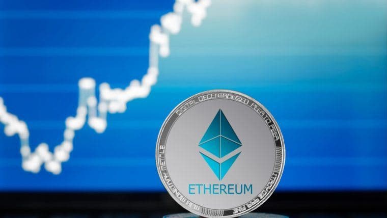 Ether ETFs biją rekordy z wpływami o wartości 727 milionów dolarów, podczas gdy Bitcoin ETFs przedłużają passę do 10 dni.