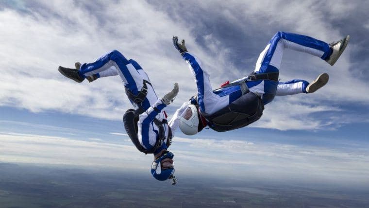 Bitcoin e Ações Despencam em Conjunto