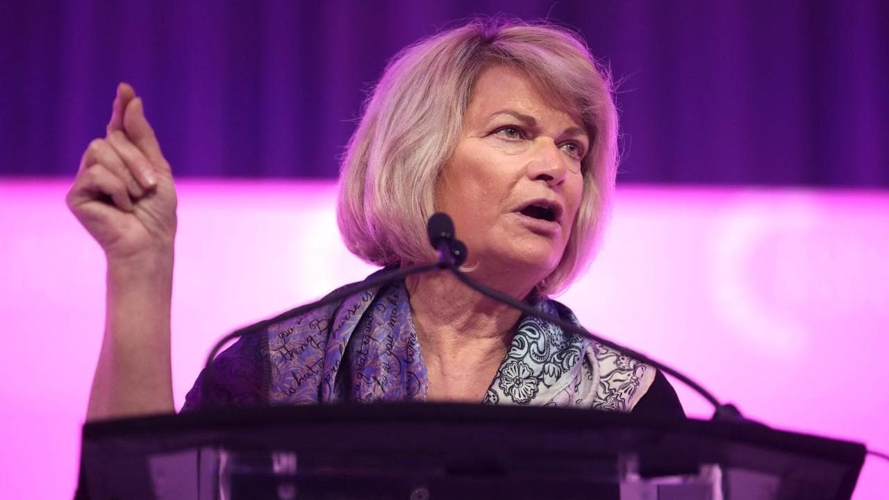 Cynthia Lummis diz que o Fed é um 'Enorme Buraco Negro de Falta de Responsabilidade'