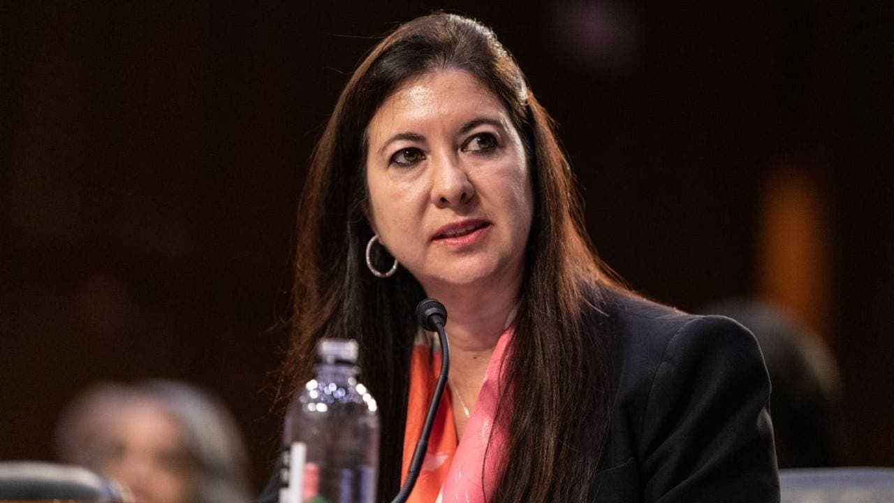 Samtaler om en ny Fed-formand intensiveres efter at Fed-guvernør Adriana Kugler træder tilbage