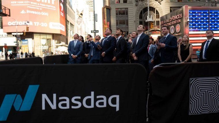 Bitcoin stúpa na $112K, zatiaľ čo akcie dosahujú rekordné hodnoty