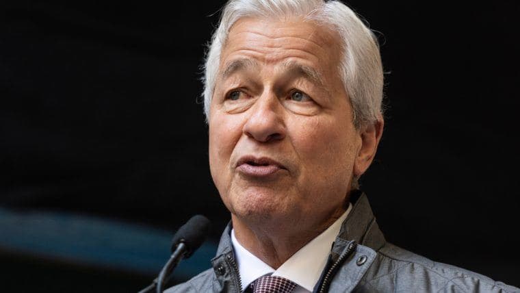 Peter Schiff Calls Jamie Dimon's Stablecoin Regulation Argument 'Nonsense'
