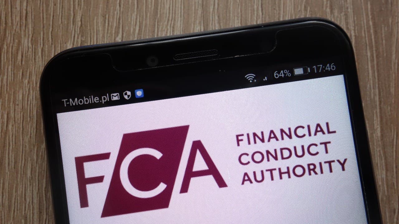 Britische Finanzaufsichtsbehörde FCA warnt Premier-League-Vereine vor Risiken durch Kryptowährungs-Sponsoring