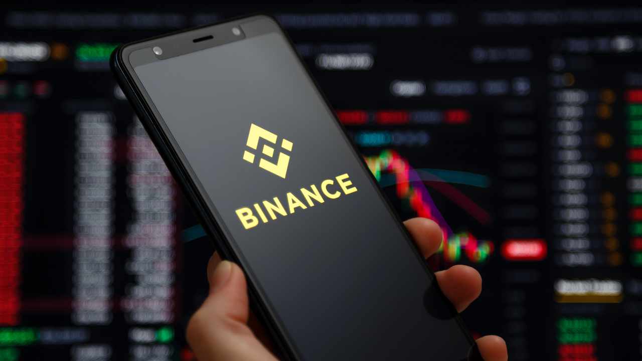 Two Binance Workers Held at UAE Airports Amid Fraud Inquiries