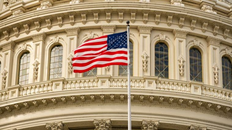 Community Banks Stall Clarity Act Over Stablecoin Rewards