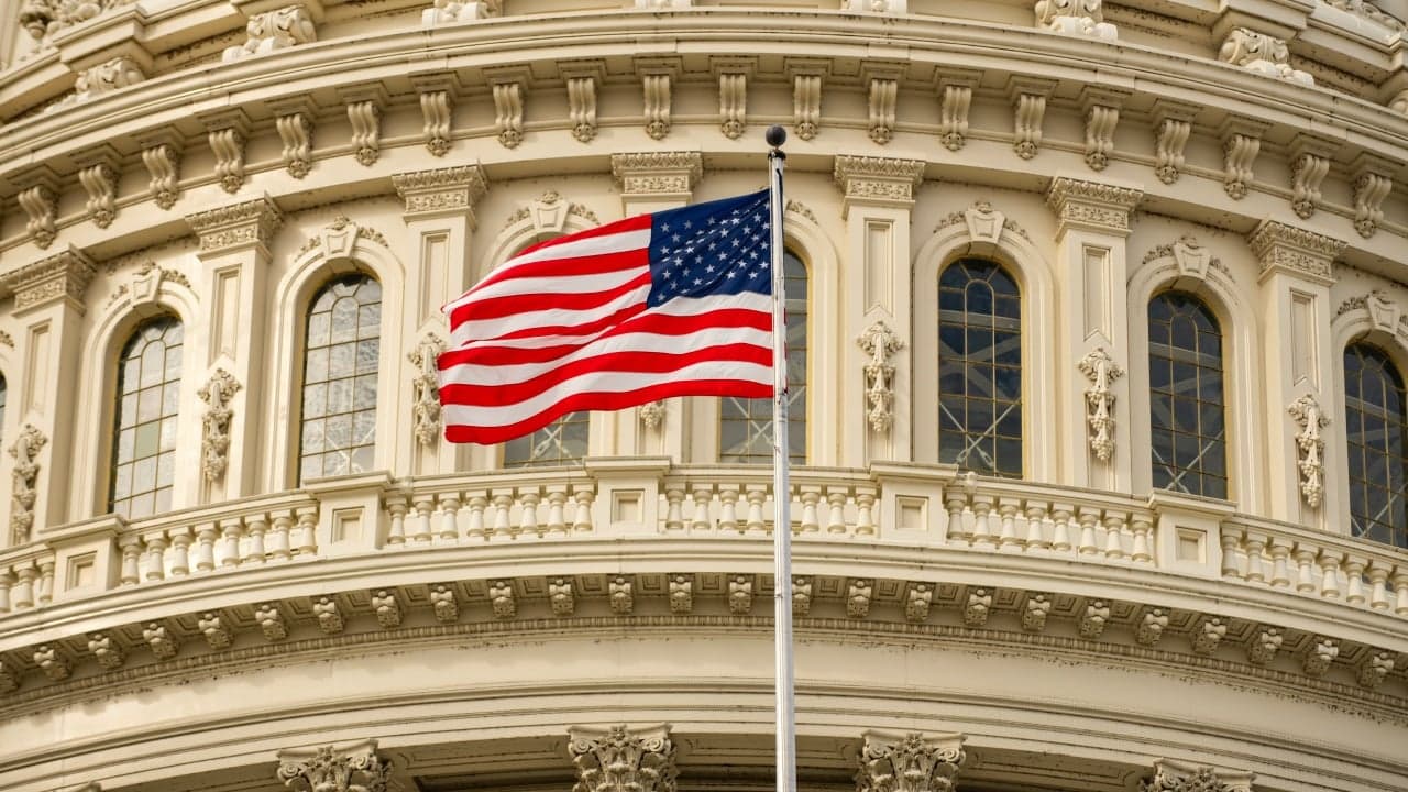 Community Banks Stall Clarity Act Over Stablecoin Rewards