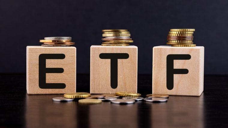 Fidelity e ARK guidano un deflusso di 131 milioni di dollari dal Bitcoin, mentre gli ETF su Ether e XRP registrano un aumento