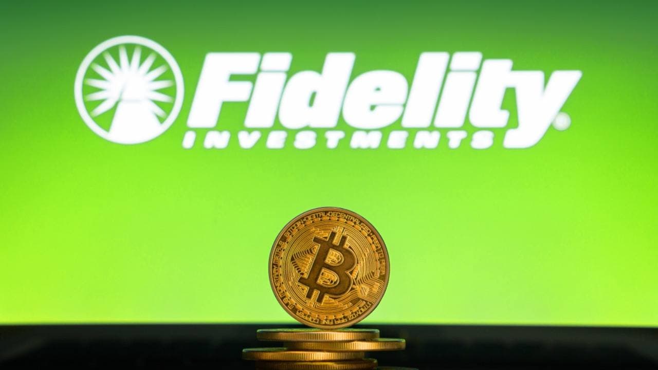 Fidelity Leads $389.7M Bitcoin ETF Weekly Outflow With $153M Exit
