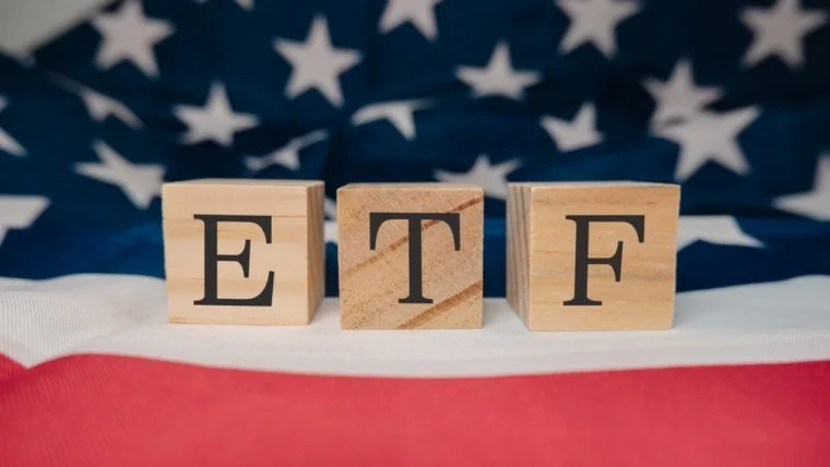Bitcoin- und Ether-ETFs verlieren 520 Millionen Dollar, während XRP dem durch die Zinserhöhung der Fed ausgelösten Ausverkauf trotzt