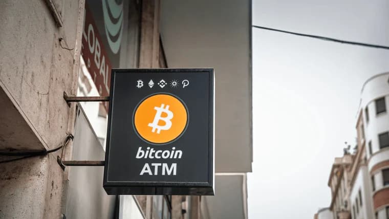 Liczba kryptowalutowych bankomatów spadła do poziomu z 2021 roku w związku z zaostrzeniem regulacji