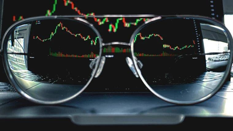 Люди больше заинтересованы в покупке биткоина, чем в инвестировании в ИИ: данные Google