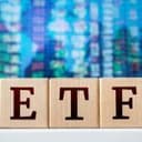 Bitcoin Price Holds $82K as Blackrock Leads ETF Rebound