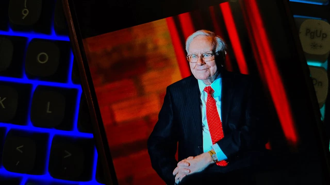 Warren Buffett's Son Didn't Know His Dad Was a Billionaire Until He Was in His 20s