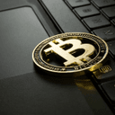 Flat Tax statt Abgeltungsteuer: Schäffler verteidigt Bitcoin-Haltefrist