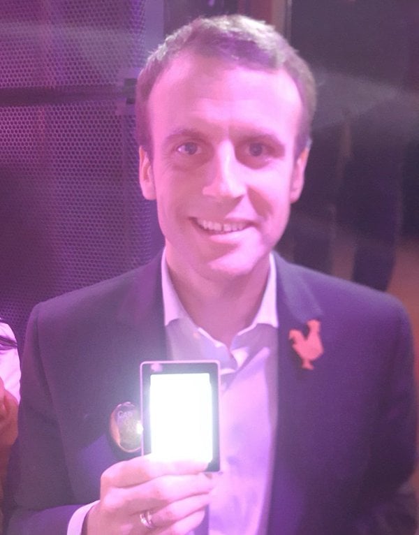Il presidente neo-eletto della Francia brandisce un Blu Ledger