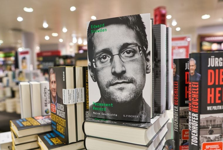 Juez dictamina que Snowden debe dar las ganancias del libro al gobierno de los EE. UU.