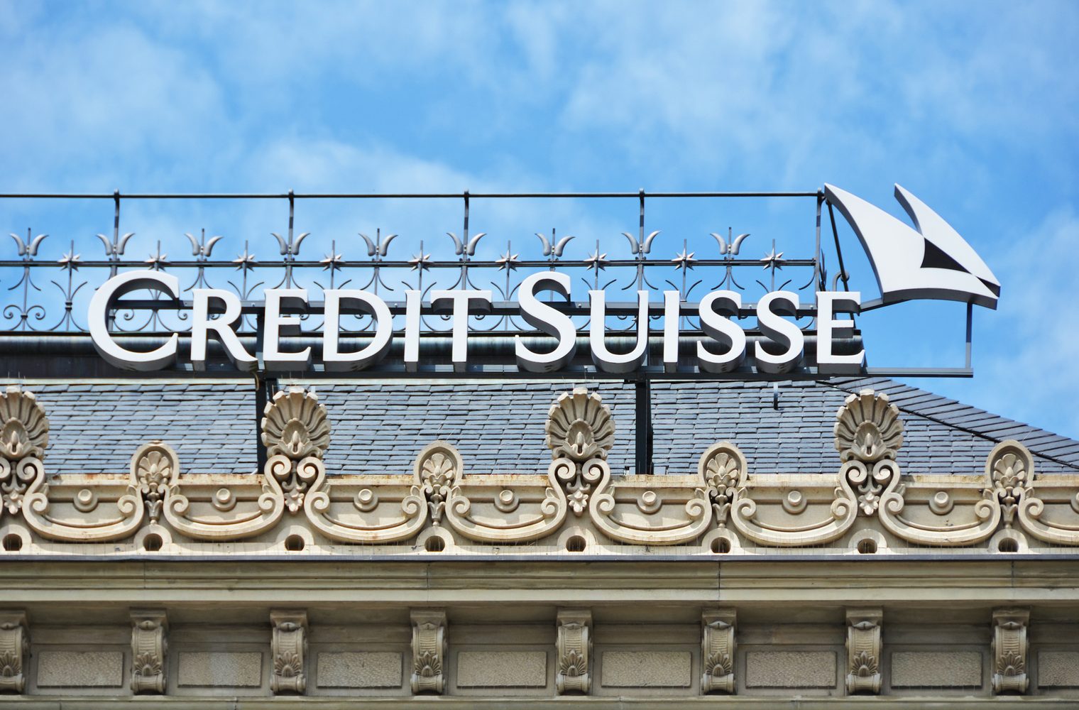 Credit Suisse es el último banco en cobrar a los clientes por depósitos en efectivo