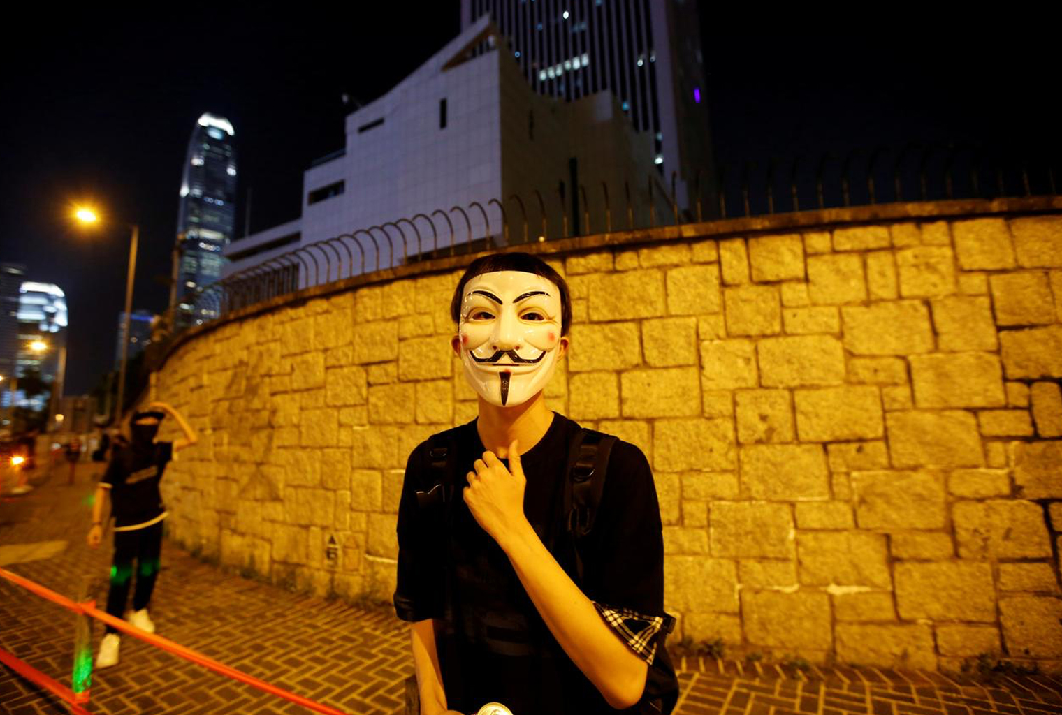 Los manifestantes manejan herramientas de libertad mientras Hong Kong impone la dictadura