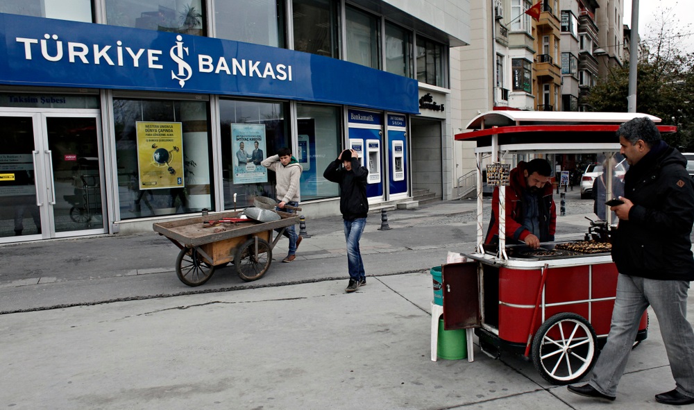 トルコ政府が300万以上の銀行口座を凍結