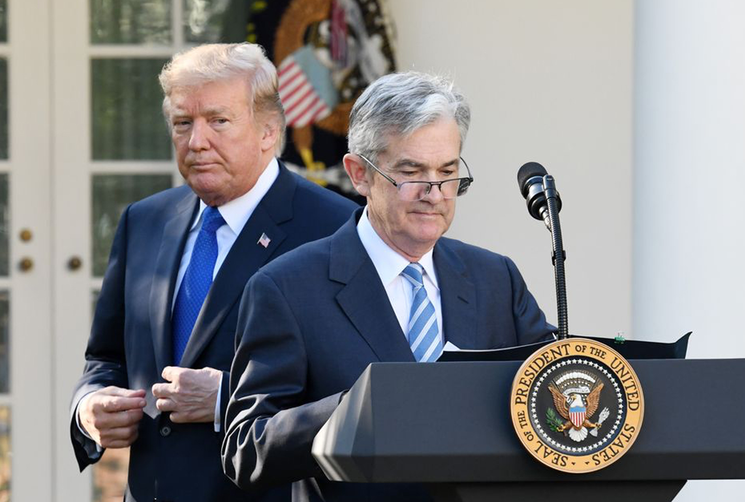 Trump presiona a la Fed para que reduzca más las tasas a medida que Mega Banks agota el balance