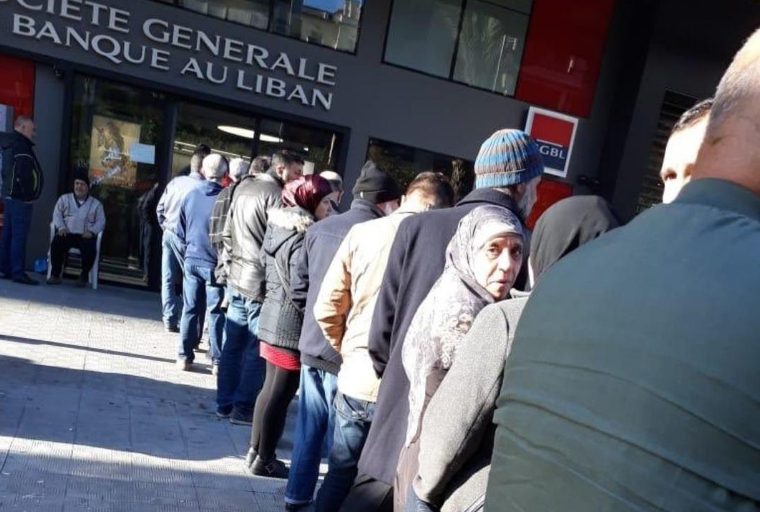 Los cierres bancarios y las restricciones de retiro enfurecen a los ciudadanos libaneses