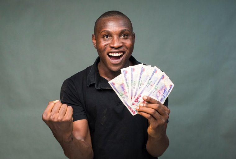Los nigerianos ahora pueden comprar Bitcoin con efectivo en tiendas y cajeros automáticos que toman Naira
