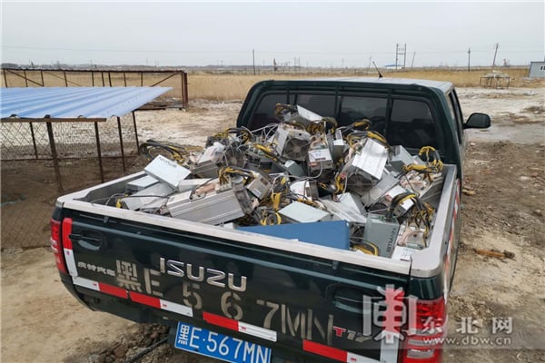 Foto das 54 máquinas de mineração de Bitcoin apreendidas pela polícia