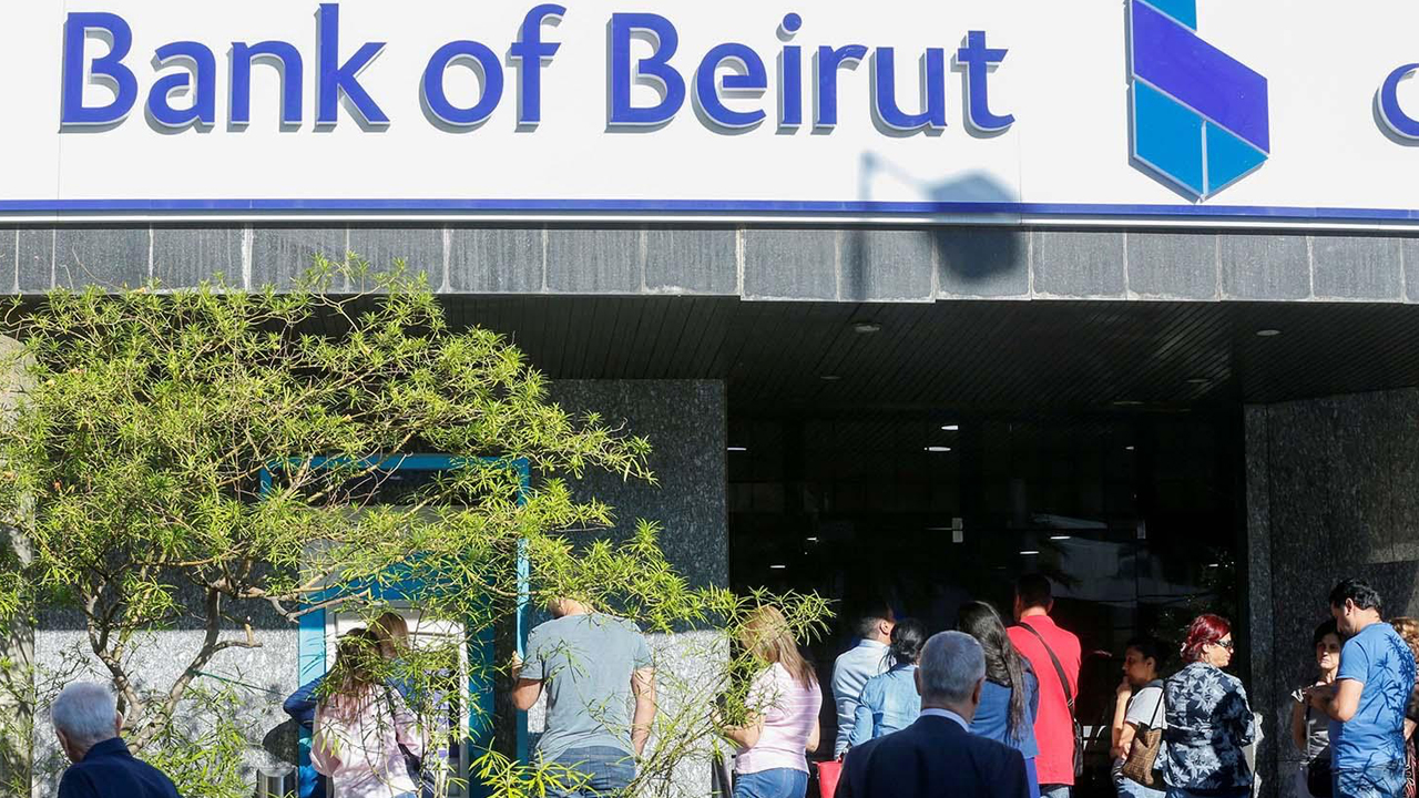 De Buenos Aires a Beirut: la excusa Covid-19 restringe a millones de ciudadanos a retirar su propio dinero