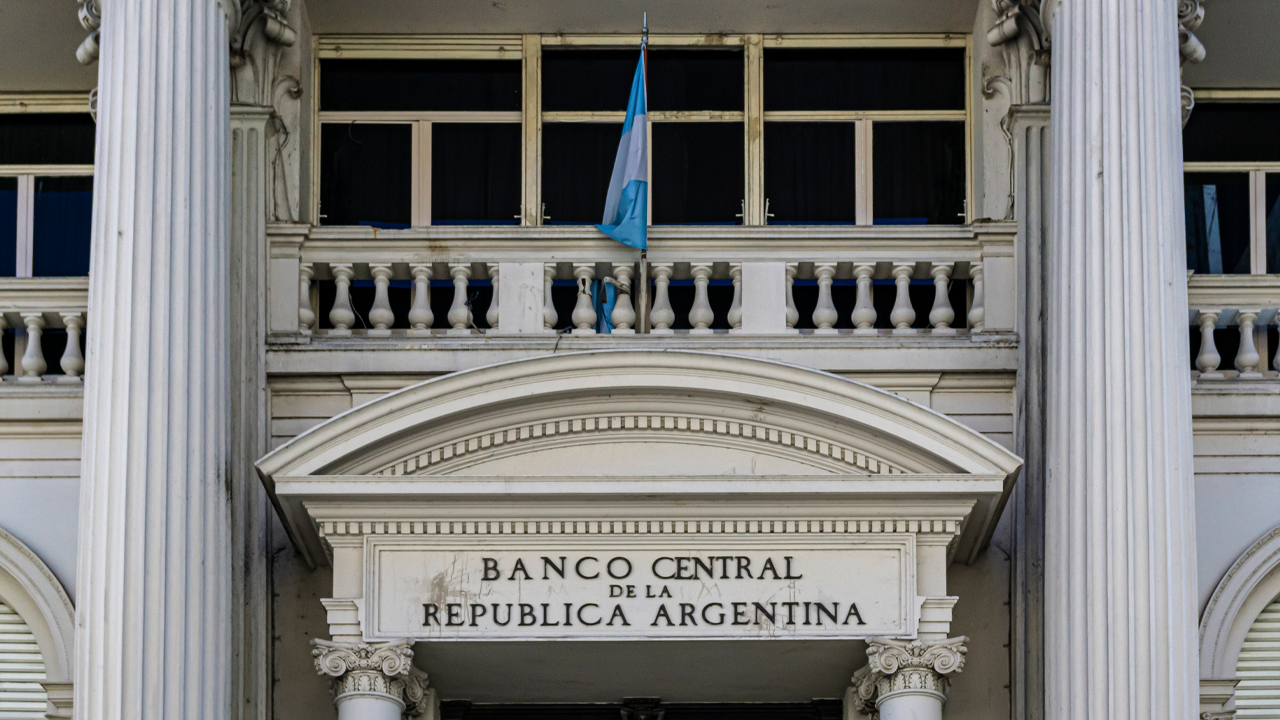 Die argentinische Zentralbank hebt das Einfrieren der Erhöhung der Bankgebühren auf: setzt die Obergrenze für künftige Steigerungen auf 9% fest