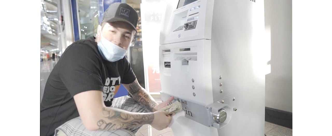Cashing Out Bitcoin Using ATMs: Popular Youtuber Successfully Turns $16K in BTC Into Cash